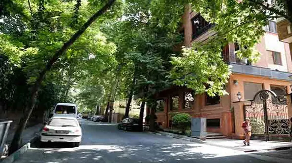 آبیاری درختان رو به روی خانه ها بر عهده کیست؟