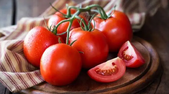 خطرات وحشتناک خوردن گوجه فرنگی که از آن بی خبریم/ این افراد گوجه فرنگی نخورند 