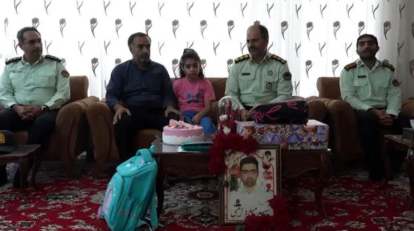 تولد متفاوت دختر شهید امینی با حضور فرماندهان انتظامی خمینی‌شهر