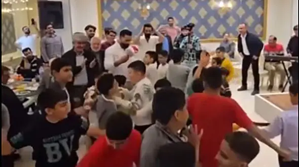 فیلم رقص و شادی دانش آموزان در عروسی معلم آران و بیدگلی ! /  آقا معلم  شاباش هم داد !