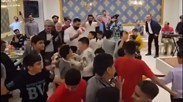 فیلم رقص و شادی دانش آموزان در عروسی معلم آران و بیدگلی ! /  آقا معلم  شاباش هم داد !