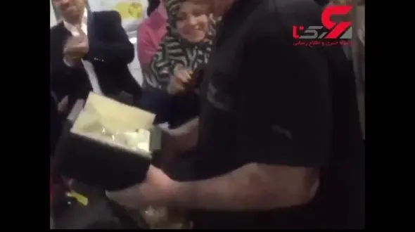 مستانه مهاجر نخل جشنواره کن را در فرودگاه امام به جعفر پناهی داد + فیلم