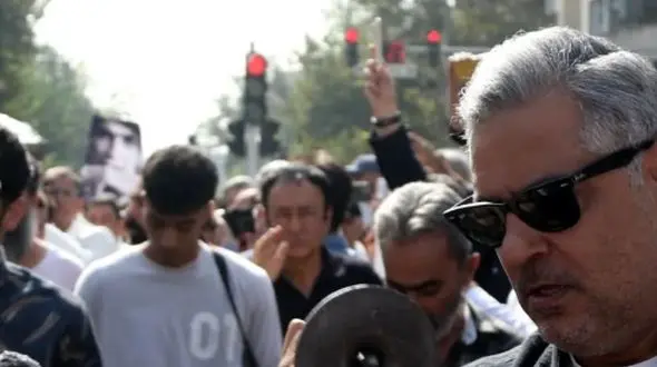 عکس/  تیپ و استایل هنرمندان حاضر در مراسم تشییع ناصر تقوایی با لباس های رنگی و سفید به سفارش همسر آن مرحوم/ محسن شریفیان، شهاب حسینی، مارال بنی آدم، ستاره اسکندری و...