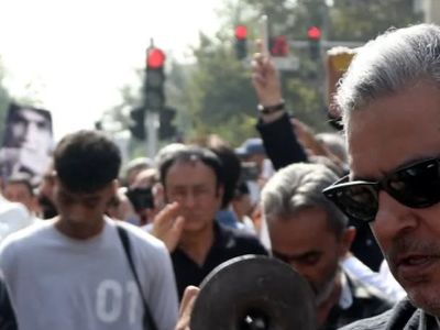 عکس/  تیپ و استایل هنرمندان حاضر در مراسم تشییع ناصر تقوایی با لباس های رنگی و سفید به سفارش همسر آن مرحوم/ محسن شریفیان، شهاب حسینی، مارال بنی آدم، ستاره اسکندری و...