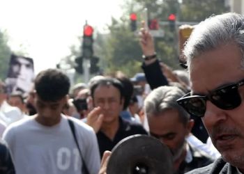عکس/  تیپ و استایل هنرمندان حاضر در مراسم تشییع ناصر تقوایی با لباس های رنگی و سفید به سفارش همسر آن مرحوم/ محسن شریفیان، شهاب حسینی، مارال بنی آدم، ستاره اسکندری و...