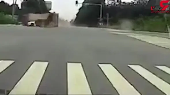2 زن زیر کامیون وحشتناک مچاله شدند! +فیلم تصادف