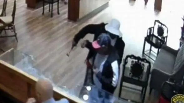 سرقت 2 میلیون دلاری از جواهر فروشی با چکش+ تصاویر