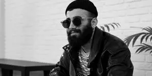 گفت و گو با محمد حسینی، بازیگری که از صحنه تئاتر تا تجربه‌ های تازه در سینما مسیرش را با عشق می‌ سازد