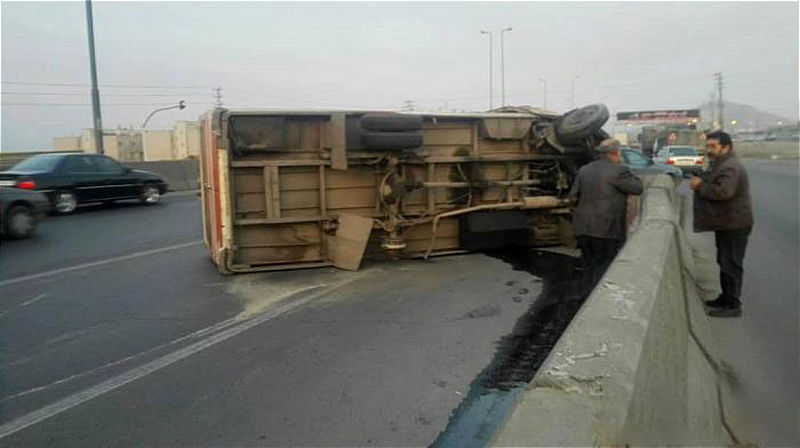 واژگونی مینی بوس در جاده ی خاوران 