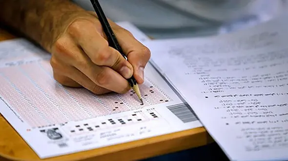 دستگیری سرکرده 17 ساله باند فروش سؤالات کنکور در تهران