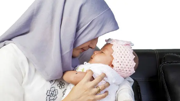 عکس /  خلاقیت مادر خوزستانی برای دور نگه داشتن نوزادش از گرمای طاقت فرسای جنوب/ مادر است دیگر !