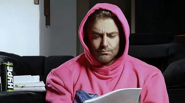 ژست جدی گلزار با هودی صورتی! + عکس