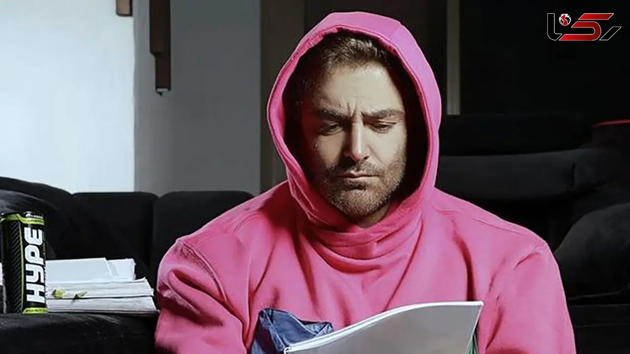 ژست جدی گلزار با هودی صورتی! + عکس