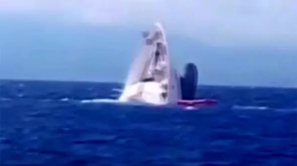 ببینید | لحظه به لحظه وحشتناک غرق شدن قایق تفریحی !