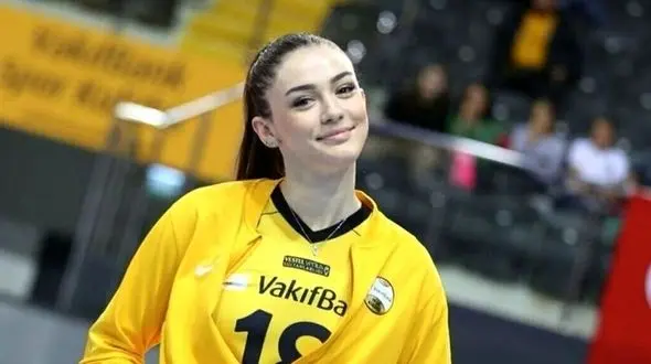 نگاهی به حیاط باصفا و دلباز زهرا گونش ستاره 2 متری و محبوب والیبال ترکیه که مثل ویلاهای شماله ایرانی هاس/ حیاط نگو جنگل بگو