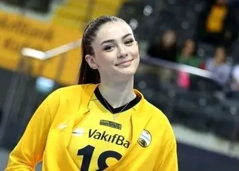 نگاهی به حیاط باصفا و دلباز زهرا گونش ستاره 2 متری و محبوب والیبال ترکیه که مثل ویلاهای شماله ایرانی هاس/ حیاط نگو جنگل بگو