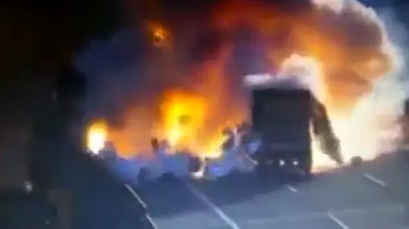 انفجار وحشتناک دو کامیون پس از تصادف در اتوبان + فیلم و عکس