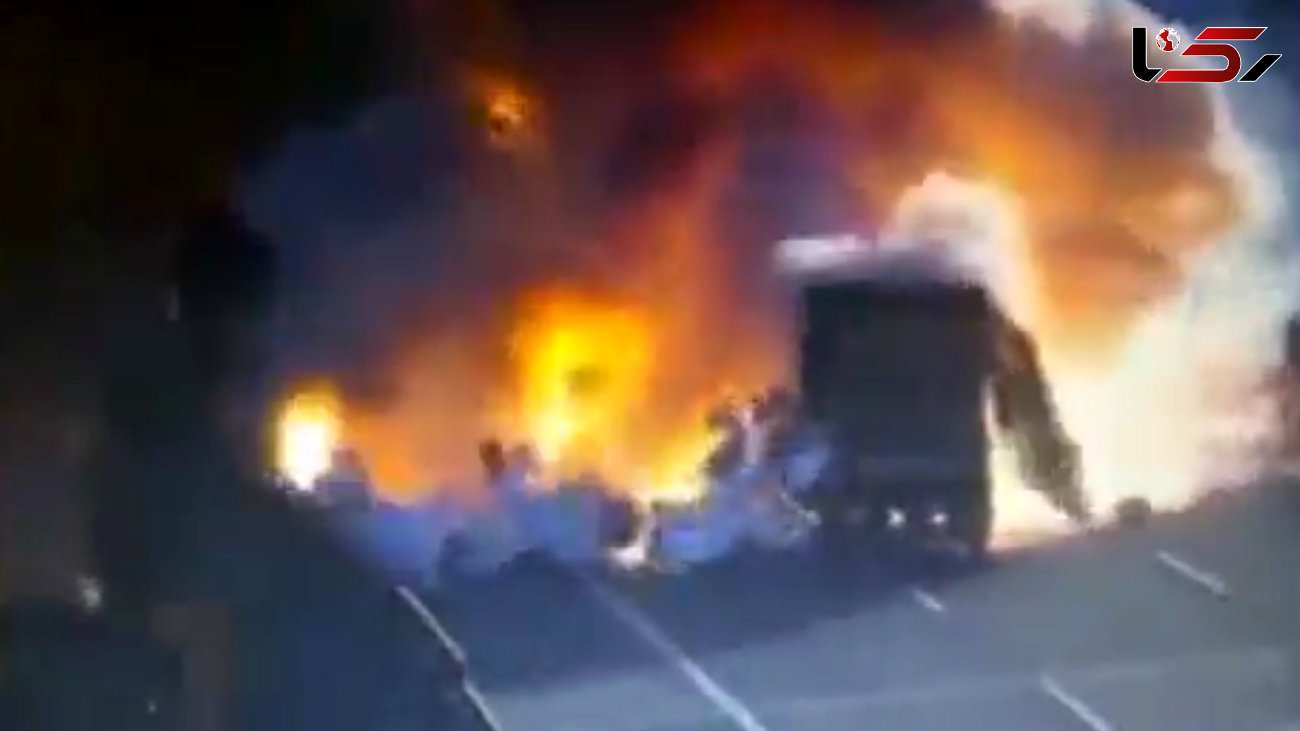 انفجار وحشتناک دو کامیون پس از تصادف در اتوبان + فیلم و عکس