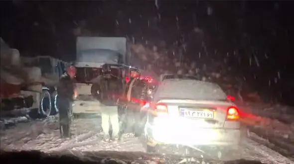 فیلم کولاک شدید و انسداد جاده زرینه سنندج به سقز