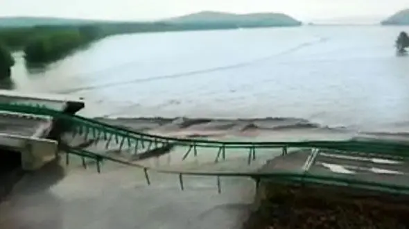 فیلم لحظه هولناک شکسته شدن یک سد+ فیلم