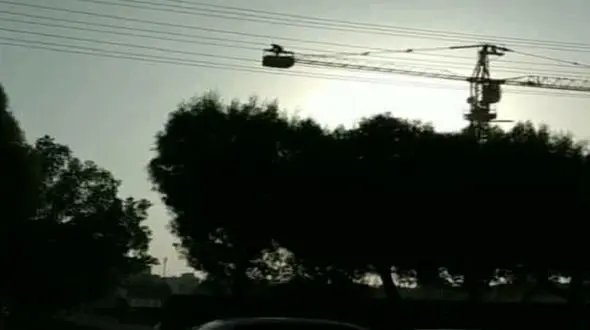 صحنه خودکشی جوان بوشهری از بالای جرثقیل + عکس