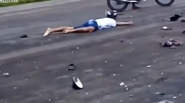 صحنه وحشتناک تصادف شاخ به شاخ دو موتورسیکلت و کشته شدن راننده ها+ عکس