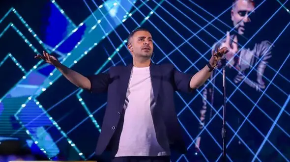 آواز شاد؛ رقص و آواز طلیسچی وسط خوندنش تو کنسرت ملتو که هیچ نوازنده هام به رقص آورد 