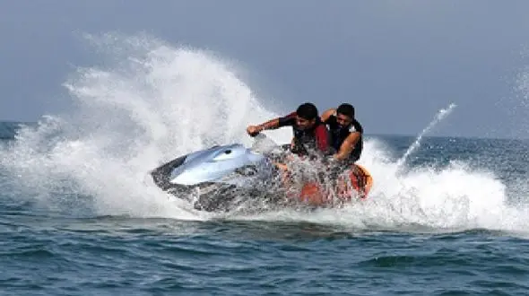 واژگونی جت اسکی در بندر گناوه؛ عملیات نجات موفقیت‌ آمیز