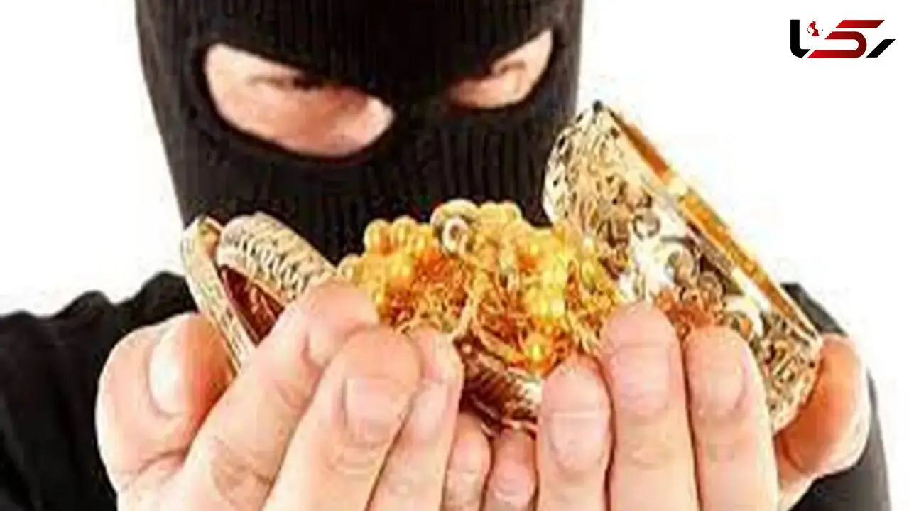 فیلم ورود یک خودرو به مغازه برای سرقت از یک جواهر فروشی / وحشت زن جوان را ببینید