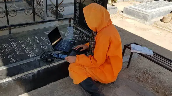 امتحان طلبه شیرازی که اموات کرونایی را غسل می داد + عکس