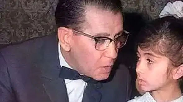 این مرد شیک و خوش تیپ پدر واقعی کدام خواننده معروف است؟ + عکس 