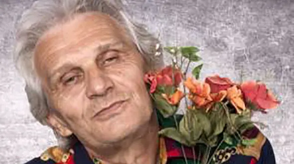 نقشه عجیب پیرمرد عاشق برای خواستگاری از مهماندار جوان مسافران را وحشت زده کرد!+عکس
