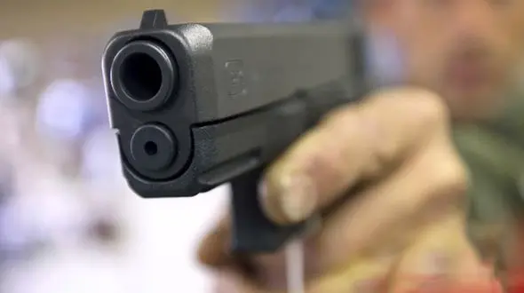 قتل زن آرایشگر در مسکن مهر اسلام آباد غرب / جدال مرگبار  مشتری زن آرایشگاه با مرد مسلح 