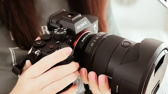 بهترین دوربین سونی برای فیلمبرداری + نکات طلایی [آپدیت 2025]