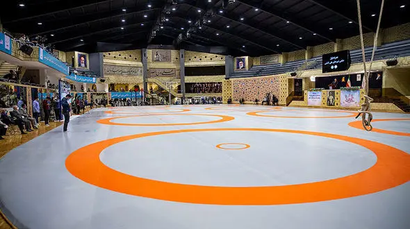 دو ستون سیمانی وسط تشک کشتی/ ماجرای عجیب افتتاح سالن کشتی در لرستان! + عکس