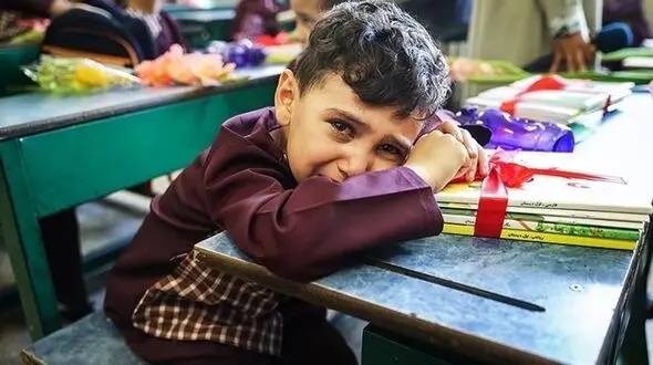 تصویری ستودنی از با ارزش ترین بنر نصب شده در یک مدرسه ایرانی! + عکس