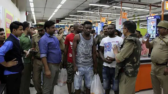 حمله 300 هندی عصبانی به 5 مرد افریقایی به خاطر مرگ یک دانش آموز+عکس