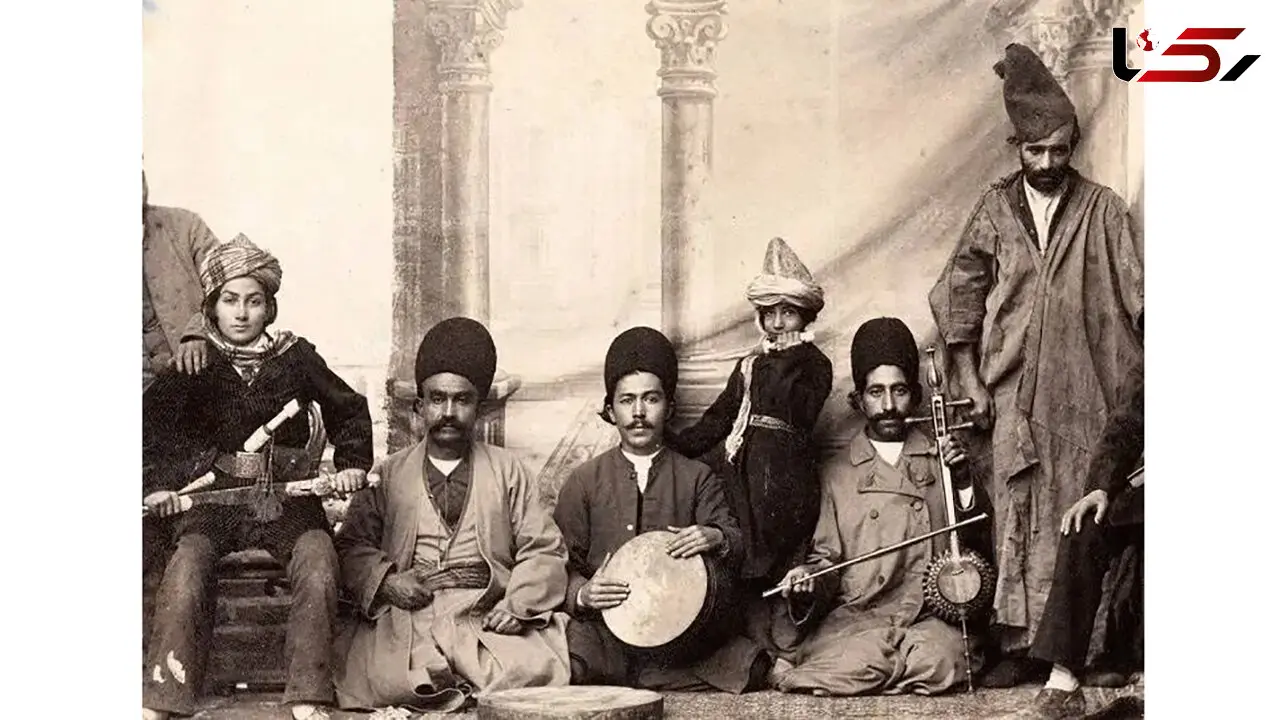 عکس سفر در زمان / تصاویری کمیاب از مطرب‌های زن و مرد در دوران قاجار پای بساط / زیبایی دختران ایرانی را ببینید