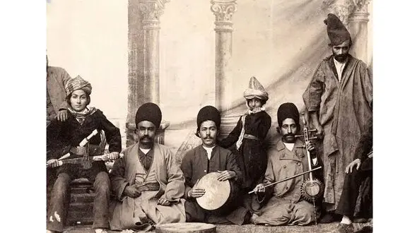 عکس سفر در زمان / تصاویری کمیاب از مطرب‌های زن و مرد در دوران قاجار پای بساط / زیبایی دختران ایرانی را ببینید