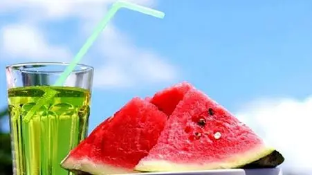 گرمازدگی را با این خوراکی‌ ها شکست دهید؛ بهترین رژیم غذایی برای روزهای داغ تابستان