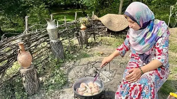 آموزش پخت غذای سنتی شمالی با مرغ و انار به سبک مازندرانی‌ ها + فیلم