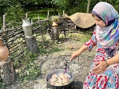آموزش پخت غذای سنتی شمالی با مرغ و انار به سبک مازندرانی‌ ها + فیلم