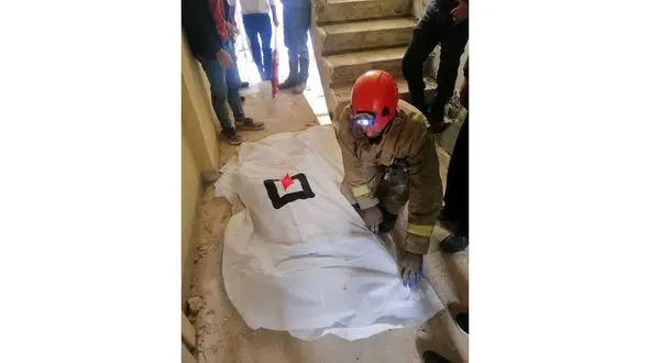 فیلم آوار مرگبار یک ساختمان در حکیمیه تهران / آتش نشانان با دستان خالی جستجو می کنند + عکس جنازه 