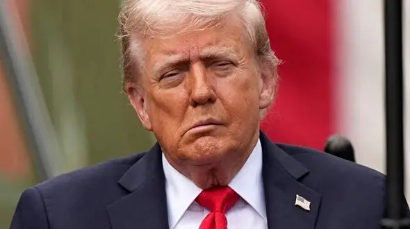  حمله کیهان به رقبا: عده ای حاضرند نشیمنگاه ترامپ را ببوسند!