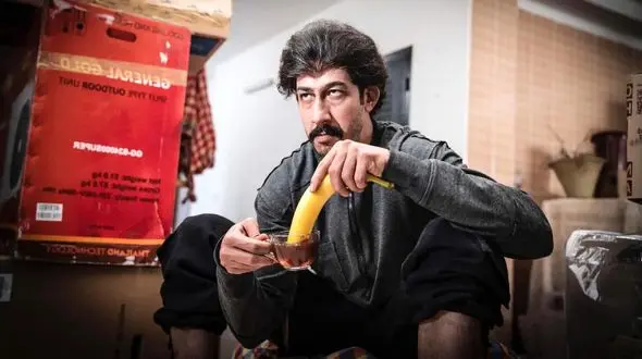 عکس قبل گریم عجیب بهرام افشاری در پشت صحنه پایتخت 7 در کنار 2 همکار خانمش