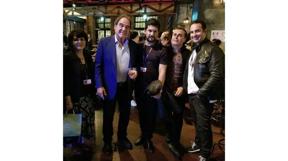 حامد بهداد در کنار الیور استون 