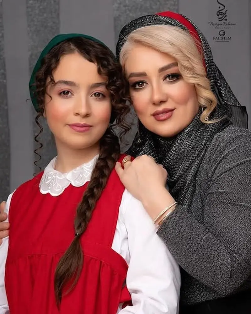 همراز اکبری و مادرش