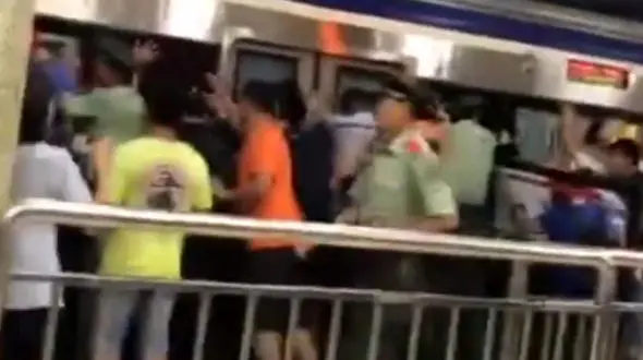 تلاش هماهنگ مردم برای نجات مسافر گرفتار در ایستگاه مترو + فیلم