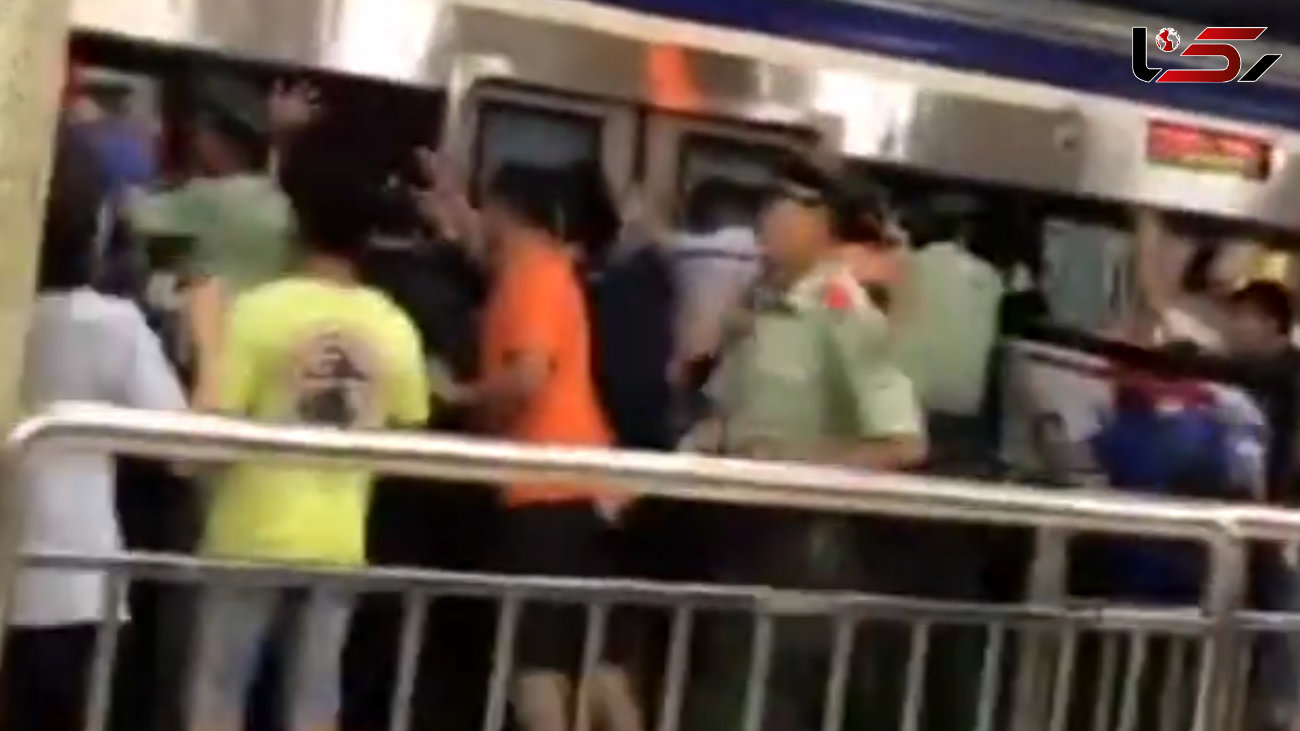 تلاش هماهنگ مردم برای نجات مسافر گرفتار در ایستگاه مترو + فیلم