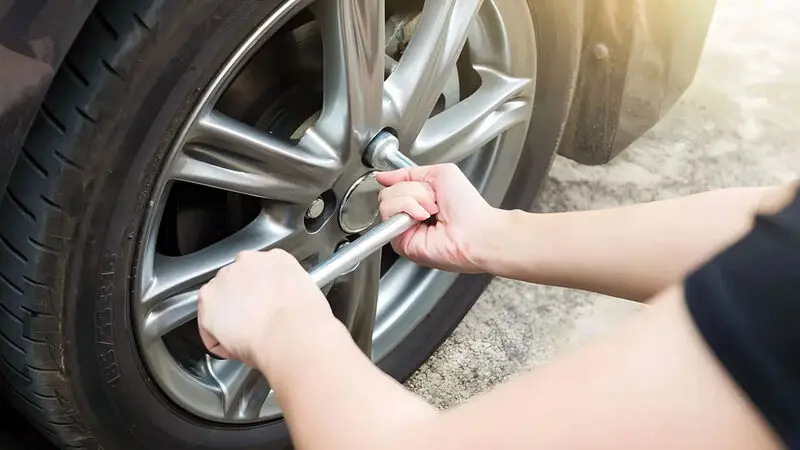 آچار چرخ خودرو برای تعویض لاستیک یا چرخ های ماشین